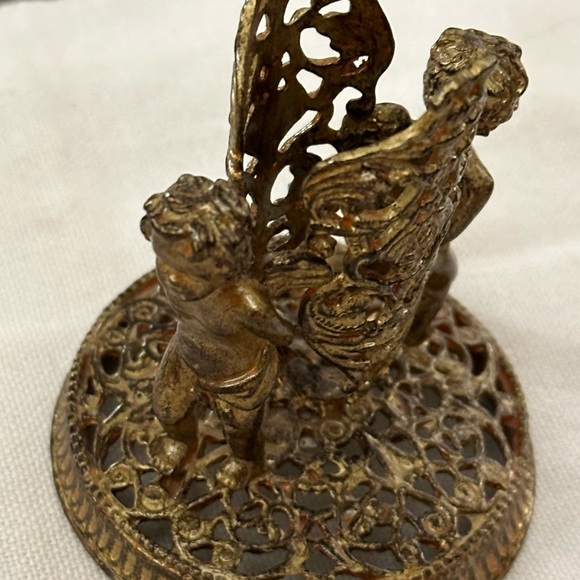 Noontidings Bud Vase Gold Tone Metal 2 Cherub Filigree Ormolu HOLLYWOOD REGENCY - Picture 7 of 10